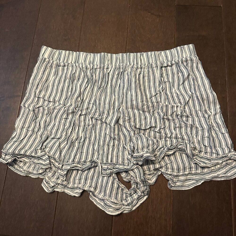 American Eagle Stripped Blue Shorts